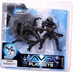McFarlane Alien Vs. Predator Movie Playsets Action Figure Celtic Predator Throws Alien