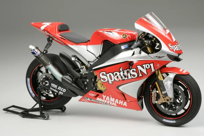 Yamaha YZR-M1'04 No.7/No.33 (TAM14100) 3 Yamaha YZR-M1'04 No.7/No.33 (TAM14100)